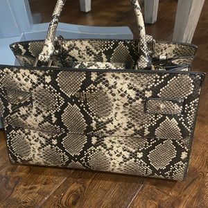 Like new Guess handbag